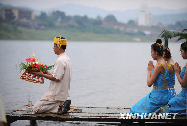  People in the Dai Autonomous Prefecture of Xishuangbanna, southwest China's Yunnan Province celebrate the annual and traditional Water Splashing Festival, which signifies the visit of spring. [Photo:Xinhuanet]