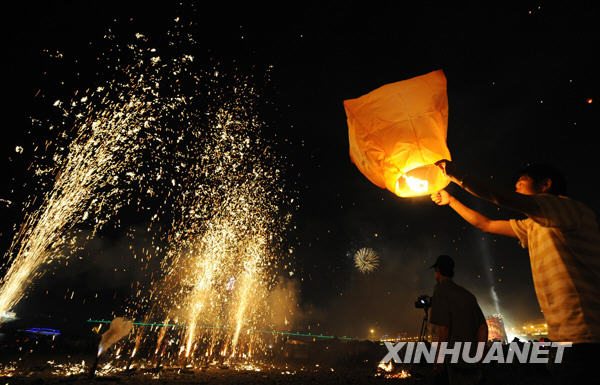 People in the Dai Autonomous Prefecture of Xishuangbanna, southwest China's Yunnan Province celebrate the annual and traditional Water Splashing Festival, which signifies the visit of spring. [Photo:Xinhuanet] 