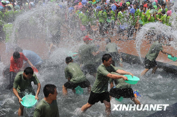 People in the Dai Autonomous Prefecture of Xishuangbanna, southwest China's Yunnan Province celebrate the annual and traditional Water Splashing Festival, which signifies the visit of spring. [Photo:Xinhuanet]