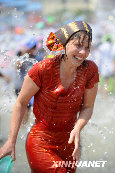 People in the Dai Autonomous Prefecture of Xishuangbanna, southwest China's Yunnan Province celebrate the annual and traditional Water Splashing Festival, which signifies the visit of spring. [Photo:Xinhuanet] 