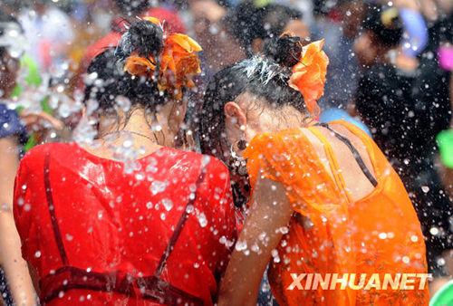  People in the Dai Autonomous Prefecture of Xishuangbanna, southwest China&apos;s Yunnan Province celebrate the annual and traditional Water Splashing Festival, which signifies the visit of spring. [Photo:Xinhuanet]