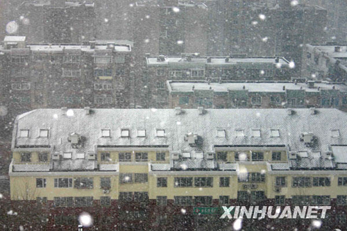 Affected by a cold front from the north, the temperature in Dalian, Liaoning Province, suddenly dropped on Thursday morning, with rains and sleets coming down. There had been no record of snowfall in mid April in the history of the city, according to the meteorological department.