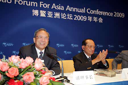 Zeng Peiyan (L), China's Chief Representative to Boao Forum for Asia (BFA) and former Chinese Vice Premier, delivers a speech after being elected as the 13th member and Vice Chairman of BFA Board of Directors Meeting, in Boao, a scenic town in south China's Hainan province, April 16, 2009. The BFA Members General Meeting was held on Thursday. [Xinhua]
