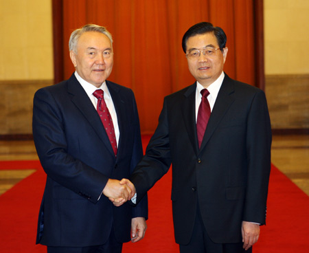 Chinese President Hu Jintao(R) shakes hands with Kazakhstan's President Nursultan Nazarbayev in Beijing, China, April 16, 2009.[Xinhua] 