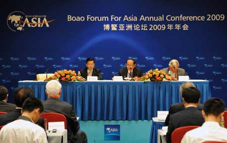 Long Yongtu (L), Secretary General of Boao Forum for Asia (BFA), Fidel Valdez Ramos (C), BFA Chairman of Board of Directors and former President of Philippines and Bob Hawke, former Australian Prime Minister attend the BFA Members General Meeting in Boao, a scenic town in south China's Hainan Province, April 16, 2009. The BFA Members General Meeting was held here on Thursday.[Xinhua]