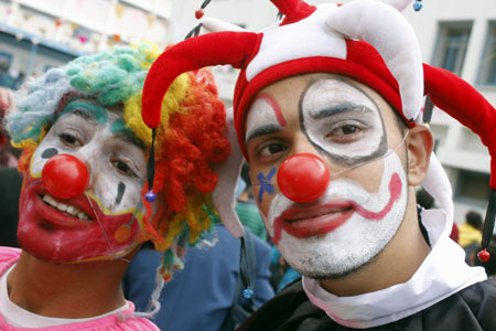  Dressed-up Palestinians attend a recreational day organized by the United Nations Relief and Works Agency (UNRWA) in Gaza City, on April 16, 2009.[Xinhua]