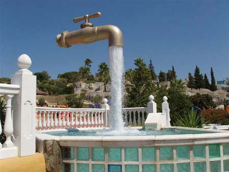 Magic tap, which appears to float in the sky with an endless supply of water. In actuality, there is a pipe hidden in the stream of water. Location: Aqualand, Cadiz.[CRIENGLISH.com/Xinjo.com]