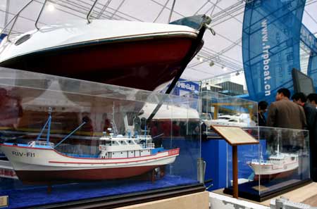 People visit luxury yacht models during the opening day of the 2009 China (Shanghai) International Boats Show on the Huangpu River in east China's Shanghai municipality, April 16, 2009. The four-day boats exhibition attracts over one hundred luxury yachts and 300 exhibitors. [Liu Ying/Xinhua]