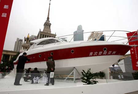 People visit a luxury yacht during the opening day of the 2009 China (Shanghai) International Boats Show on the Huangpu River in east China's Shanghai municipality, April 16, 2009. The four-day boats exhibition attracts over one hundred luxury yachts and 300 exhibitors. [Liu Ying/Xinhua]