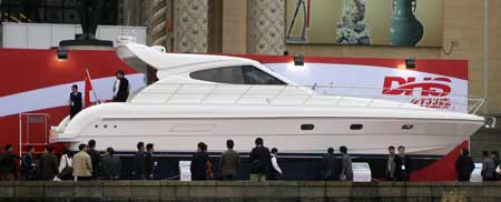 People visit a luxury yacht during the opening day of the 2009 China (Shanghai) International Boats Show on the Huangpu River in east China's Shanghai municipality, April 16, 2009. The four-day boats exhibition attracts over one hundred luxury yachts and 300 exhibitors. [Liu Ying/Xinhua]