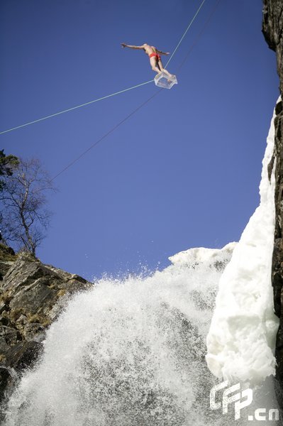 Eskil Ronningsbakken balancing on a ice cube over a huge waterfall.[Barcroftmedia/CFP]