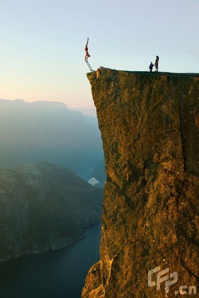 Eskil Ronningsbakken balancing on the side of the 800 meter high Prekestolen or The Preachers Chair in, Stavanger. [Barcroftmedia/CFP] 