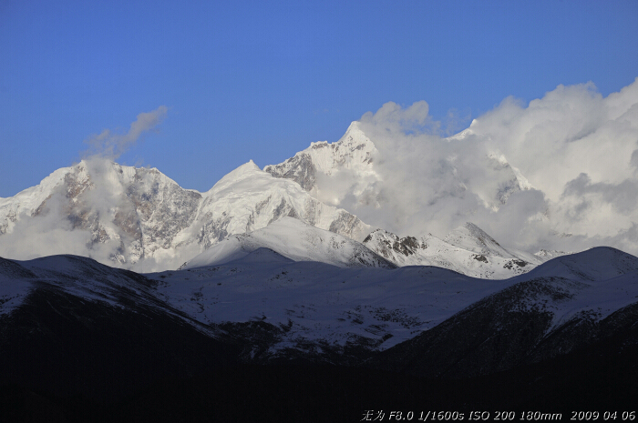  The photo taken on early April this year shows Namjagbarwa, a mountain in the Tibetan Himalaya. It forms the eastern anchor of the Himalayan chain, and is the easternmost mountain in the world over 7,600 metres. [Guo Xiaotian/China.org.cn]