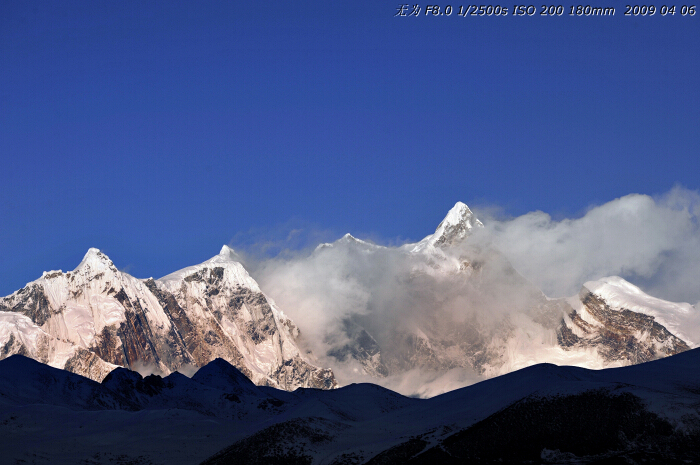  The photo taken on early April this year shows Namjagbarwa, a mountain in the Tibetan Himalaya. It forms the eastern anchor of the Himalayan chain, and is the easternmost mountain in the world over 7,600 metres. [Guo Xiaotian/China.org.cn]