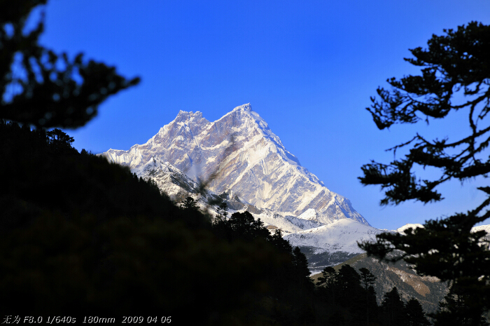  The photo taken on early April this year shows Namjagbarwa, a mountain in the Tibetan Himalaya. It forms the eastern anchor of the Himalayan chain, and is the easternmost mountain in the world over 7,600 metres. [Guo Xiaotian/China.org.cn]