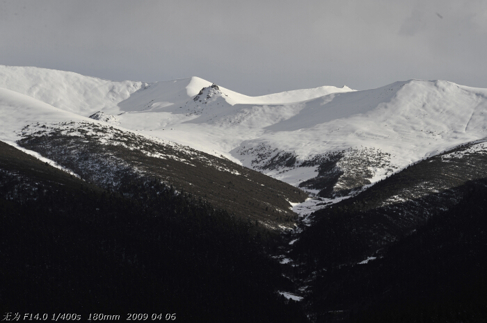  The photo taken on early April this year shows Namjagbarwa, a mountain in the Tibetan Himalaya. It forms the eastern anchor of the Himalayan chain, and is the easternmost mountain in the world over 7,600 metres. [Guo Xiaotian/China.org.cn]