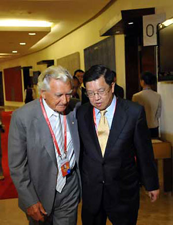 Long Yongtu (R), Secretary General of Boao Forum for Asia (BFA), talks with Bob Hawke, former Australian Prime Minister, before the BFA Board of Directors Meeting, in Boao, a scenic town in south China's Hainan province, April 16, 2009. [Xinhua]