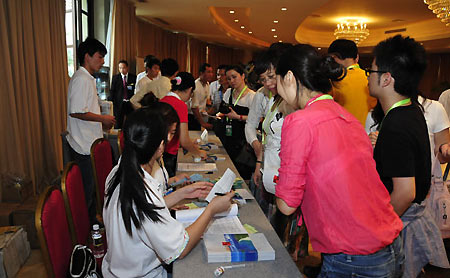 Jounalists register at the press center for the Boao Forum for Asia (BFA) 2009, in Boao, a scenic town in south China's Hainan province, April 16, 2009. [Xinhua]