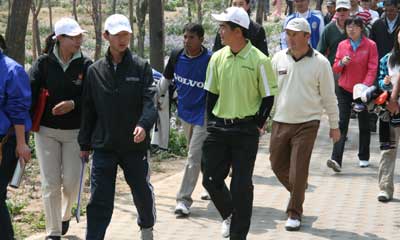 The Liang / McGraine / Montgomerie group was followed by a substantial gallery throughout the round. 