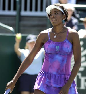 Venus Williams of the U.S. reacts after missing a volley during her women's tennis match against Sabine Lisicki of Germany at the Family Cup Circle Tennis Tournament in Charleston, South Carolina, April 16, 2009. (Xinhua/Reuters Photo)