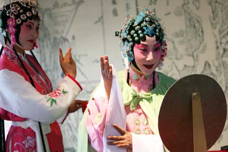 Actresses perform a repertoire of Kun Opera in the Lingering Garden in Suzhou City, east China's Jiangsu Province, April 15, 2009. (Xinhua Photo) 