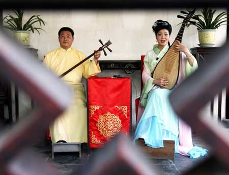 Actors perform Suzhou Pingtan in the Lingering Garden in Suzhou City, east China&apos;s Jiangsu Province, April 15, 2009. (Xinhua Photo)