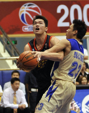 Guangdong thrashes derby rival to reach CBA 