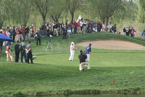 Richard Finch fluffed his chip twice on the fearsome 14th to drop two strokes. [David Ferguson / China.org.cn]