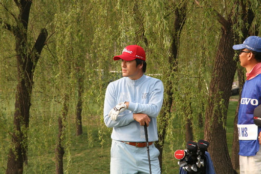 Second-round leader Ho-Sung Choi of Korea relaxes on the 14th tee. He went on to birdie the toughest hole on the course. [David Ferguson / China.org.cn]