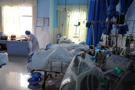 Injured people receive treatment in the People&apos;s Hospital in Yongxing County, central China&apos;s Hunan Province, April 18, 2009. Death toll has risen to 18 in a blast Friday at a detonator and dynamite warehouse at a coal mine in Yongxing County, central China&apos;s Hunan Province, a local official confirmed on Saturday. The blast occurred at about 3:30 p.m. at the Qingshanbei mine, leveling down the three-storey building where the detonators and dynamites were stored. (Xinhua/Zhao Zhongzhi)