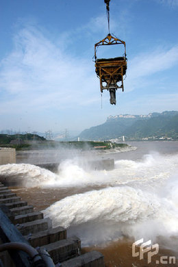 China began to install underground generators of the Three Gorges project, in addition to the 26 turbines on the banks of the Yangtze River, on April 17. 