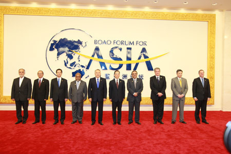 Leaders take a family photo before the opening plenary of Boao Forum for Asia (BFA) Annual Conference 2009 in Boao, a scenic town in south China's Hainan Province, April 18, 2009. The BFA Annual Conference 2009 opened in Sanya on Saturday with the theme of 'Asia: Managing Beyond Crisis'. [Xinhua photo] 