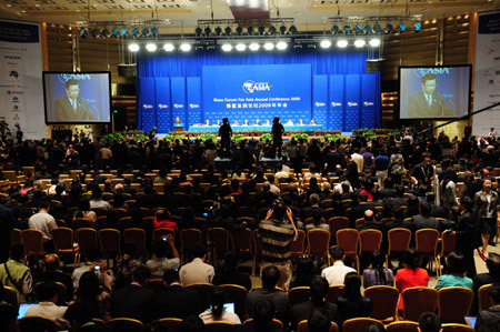 Delegates attend the opening plenary of Boao Forum for Asia (BFA) Annual Conference 2009 in Boao, a scenic town in south China&apos;s Hainan Province, April 18, 2009. The BFA Annual Conference 2009 opened in Sanya on Saturday with the theme of &apos;Asia: Managing Beyond Crisis&apos;. 
