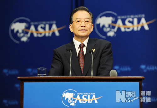 Chinese Premier Wen Jiabao gives a keynote speech at the opening plenary of Boao Forum for Asia (BFA) Annual Conference 2009 in Boao, a scenic town in south China&apos;s Hainan Province, April 18, 2009. [Xinhua photo] 