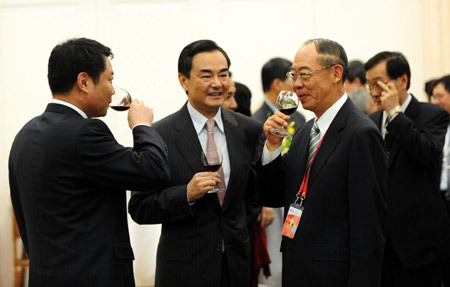 State Council Taiwan Affairs Office Director Wang Yi (L2) and Fredrick Chien (L3),top advisor of Taiwan-based Cross-Straits Common Market Foundation, attend the welcoming cocktail party in Boao, south China's Hainan Province, April 17, 2009.