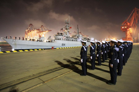 Chinese naval soldiers welcome the arrival of a Pakistani destroyer at the Qingdao port in east China's Shandong province, April 18, 2009.