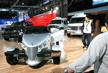 Workers prepares for the biennial Shanghai Auto Show which opens Monday to media and on Wednesday to the public, in Shanghai Sunday April 19, 2009. [Xinhua] 