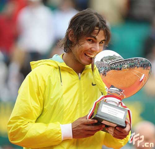 Rafael Nadal of Spain poses with his trophy after dating Novak Djokovic of Serbia in the final match of the Monte Carlo Tennis Masters tournament in Monaco, Sunday, April 19, 2009. [CFP]