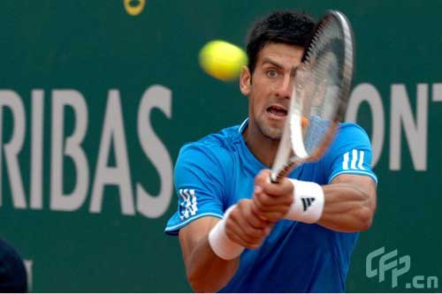 Novak Djokovic of Serbia returns the ball during the final match of the Monte Carlo Tennis Masters tournament against Rafael Nadal of Spain, in Monaco, Sunday, April 19, 2009. [CFP]