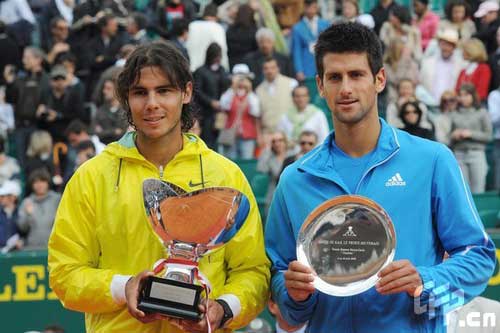  Rafael Nadal of Spain (L), and Novak Djokovic of Serbia pose with their trophies after their final match of the Monte Carlo Tennis Masters tournament in Monaco, Sunday, April 19, 2009. [CFP]