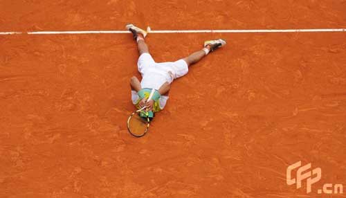  Rafael Nadal beat Novak Djokovic 6-3 2-6 6-1 in the Monte Carlo Masters final on Sunday to become the first man to win the claycourt tournament five times in succession. [CFP]