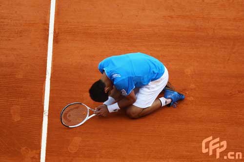 Novak Djokovic of Serbia sinks to his knees in frustration during the final match against Rafael Nadal of Spain on day seven of the ATP Masters Series at the Monte Carlo Country Club on April 19, 2009 in Monte Carlo,Monaco. [CFP]