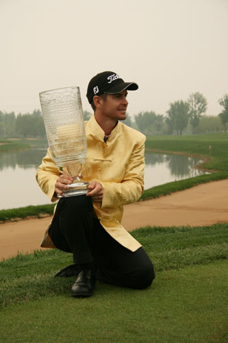 Scott Strange, resplendent in the golden jacket of the 2009 Volvo China Open Champion [China.org.cn]