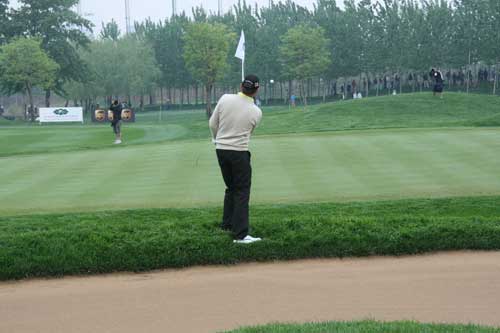 Spot the Ball! Mark Brown almost eagled this chip on 9, but harder times lay ahead. [China.org.cn]