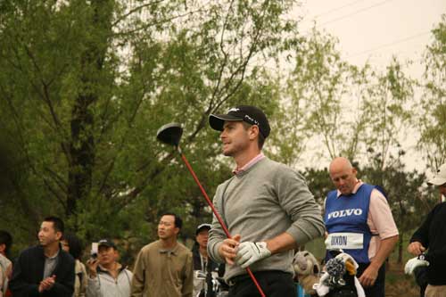 One last moment of anxiety - Scott Strange finds sand with his tee shot on 18. [China.org.cn]