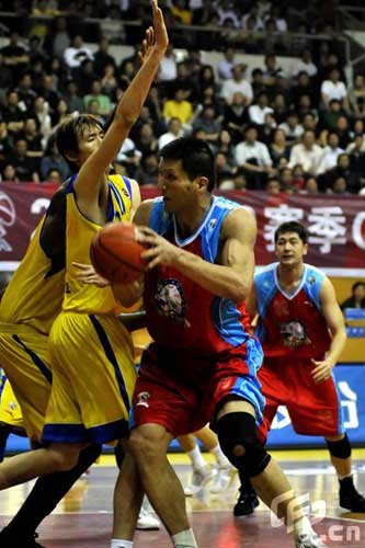 Xinjiang Guanghui defeat Jiangsu Dragons 97-90 in the fourth game of the Chinese Basketball Association (CBA) League semifinals on Sunday to go into the final.