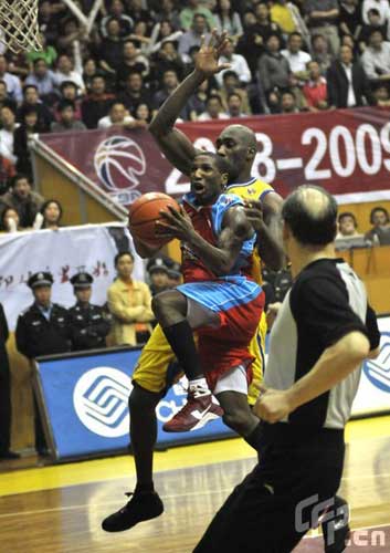 Xinjiang Guanghui defeat Jiangsu Dragons 97-90 in the fourth game of the Chinese Basketball Association (CBA) League semifinals on Sunday to go into the final.