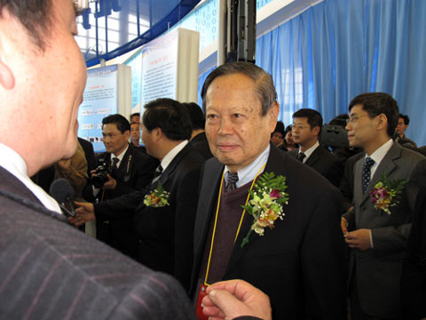 Yang Chen-Ning (R) talks with guests at the Yangzhou Technological Innovations Exhibition on Saturday, April 18, 2009. [Photo: CRIENGLISH.com]