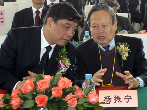 Yang Chen-Ning (R) listens carefully with the illustrations of the high-tech achievements exhibited. [Photo: CRIENGLISH.com]