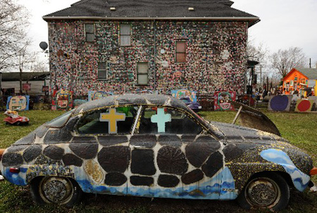  This photo taken on April 15 shows an artwork made by a deserted car. Some artists displayed their artworks which were all made by deserted stuff in Detroit, April 15, 2009, aiming at encouraging the local people to conquer the difficulties brought about by auto crisis there. [Xinhua]